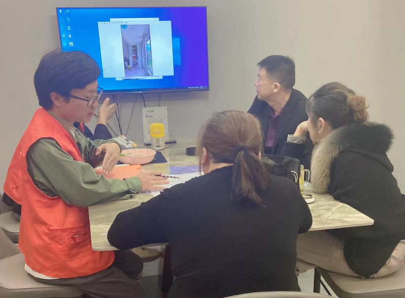 設計師和客戶討論設計方案